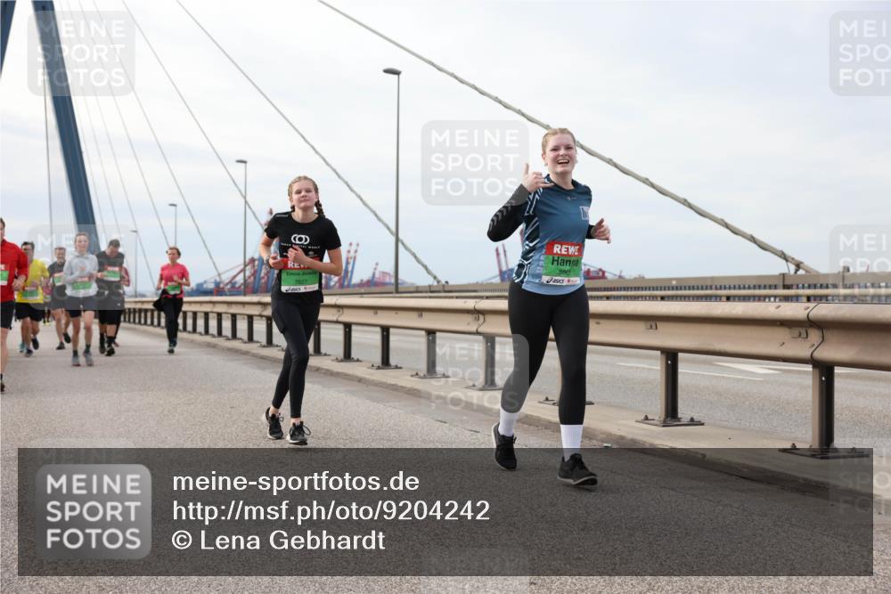03.10.2025 - Köhlbrandbrückenlauf Lena Gebhardt http://msf.ph/oto/9204242 03.10.2025 15:56:02 Position 2 7827, 88 meine-sportfotos.de