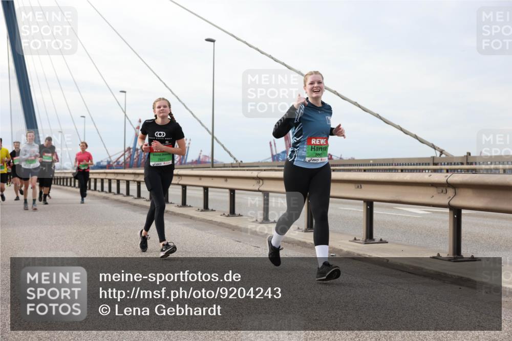 03.10.2025 - Köhlbrandbrückenlauf Lena Gebhardt http://msf.ph/oto/9204243 03.10.2025 15:56:02 Position 2 7827, 88 meine-sportfotos.de