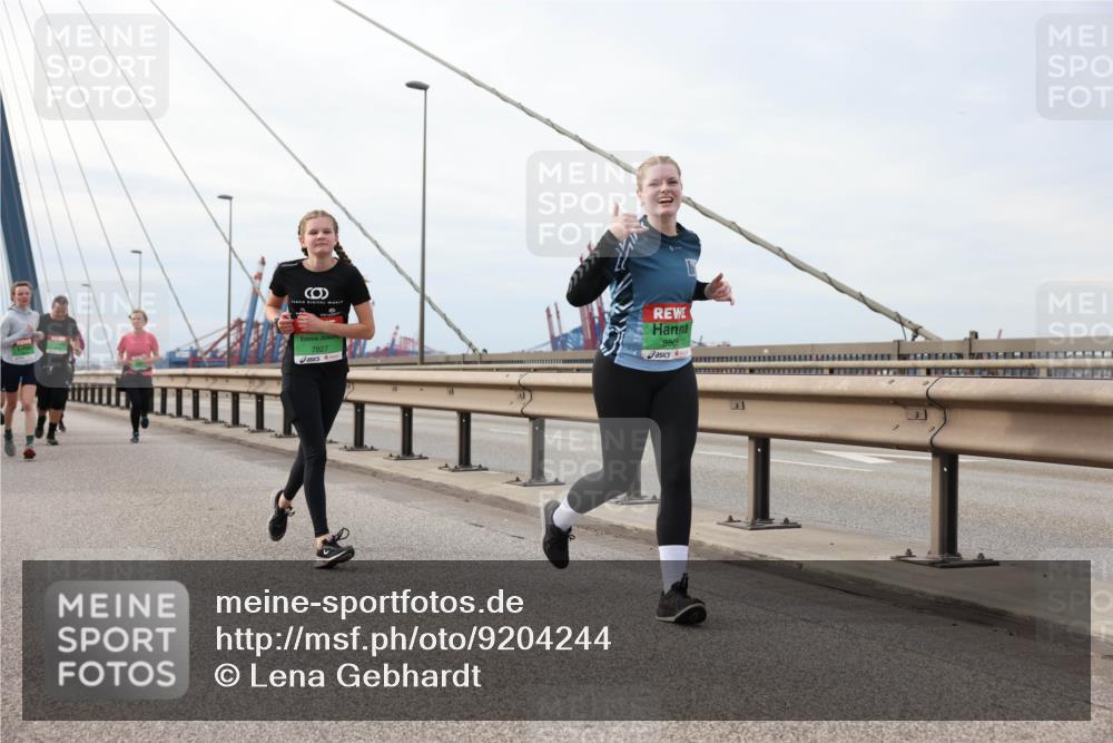 03.10.2025 - Köhlbrandbrückenlauf Lena Gebhardt http://msf.ph/oto/9204244 03.10.2025 15:56:02 Position 2 7827, 8863 meine-sportfotos.de