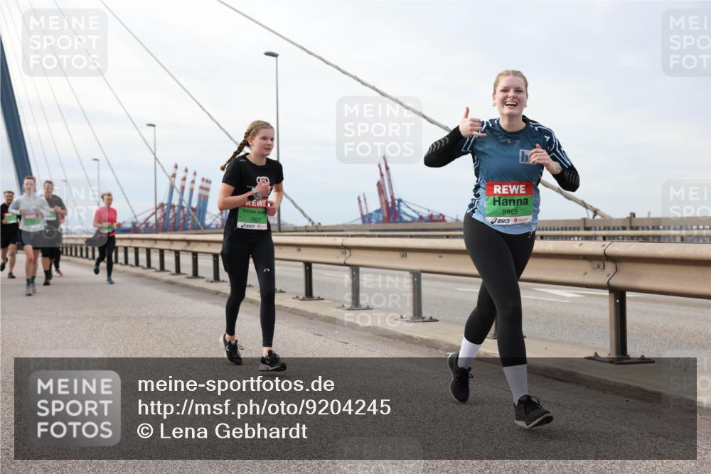 03.10.2025 - Köhlbrandbrückenlauf Lena Gebhardt http://msf.ph/oto/9204245 03.10.2025 15:56:03 Position 2 7827, 8868 meine-sportfotos.de