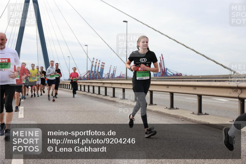 03.10.2025 - Köhlbrandbrückenlauf Lena Gebhardt http://msf.ph/oto/9204246 03.10.2025 15:56:03 Position 2 7940, 7827 meine-sportfotos.de