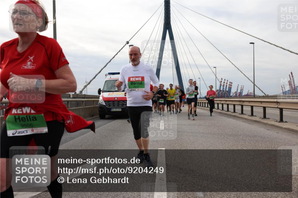 03.10.2025 - Köhlbrandbrückenlauf Lena Gebhardt http://msf.ph/oto/9204249 03.10.2025 15:56:04 Position 2 9606, 7940, 4249 meine-sportfotos.de