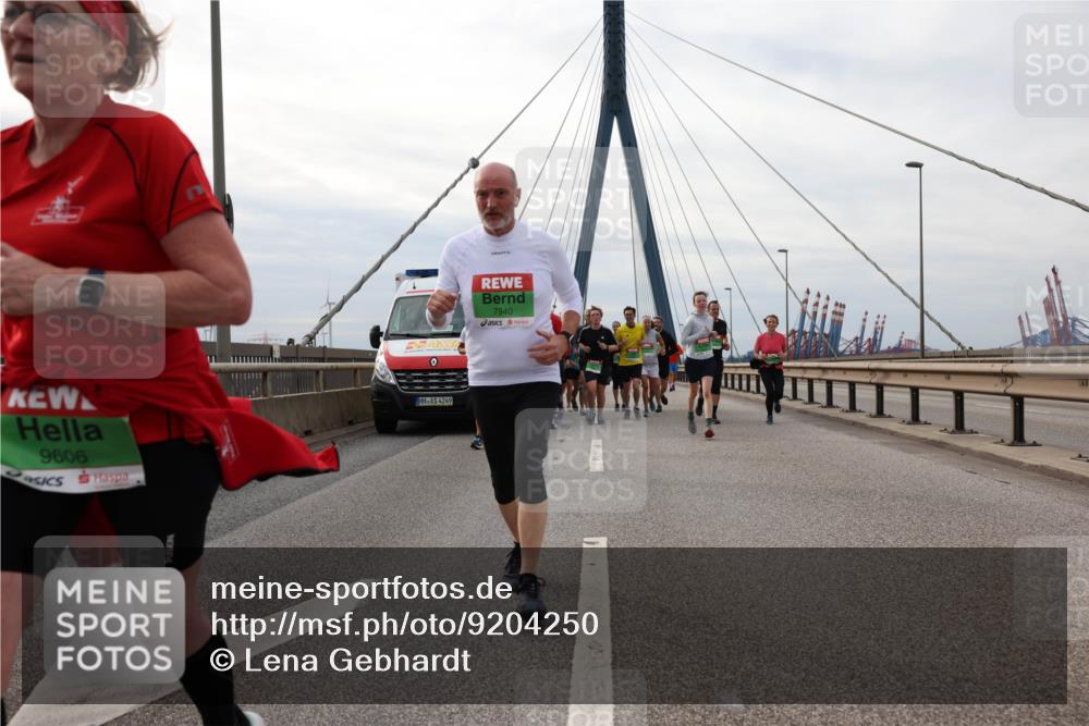 03.10.2025 - Köhlbrandbrückenlauf Lena Gebhardt http://msf.ph/oto/9204250 03.10.2025 15:56:04 Position 2 9606, 4249, 7940 meine-sportfotos.de