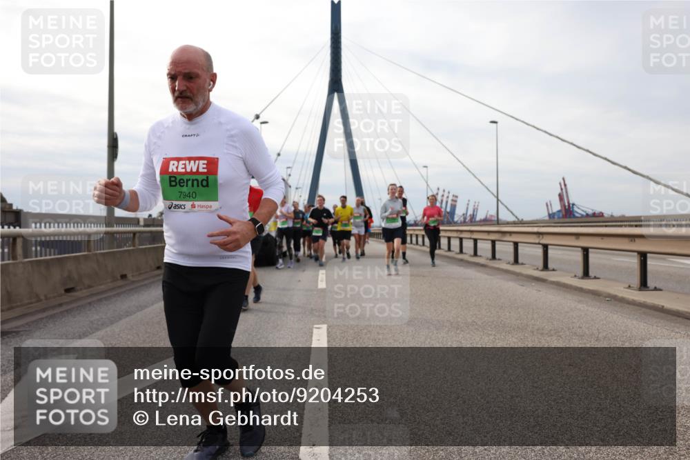 03.10.2025 - Köhlbrandbrückenlauf Lena Gebhardt http://msf.ph/oto/9204253 03.10.2025 15:56:04 Position 2 7940 meine-sportfotos.de