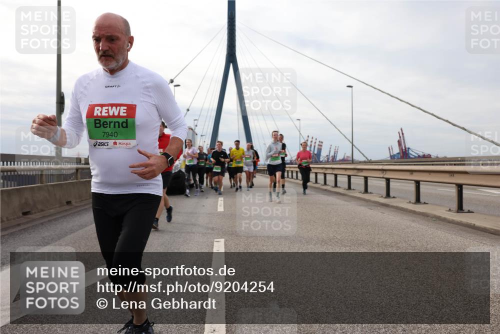 03.10.2025 - Köhlbrandbrückenlauf Lena Gebhardt http://msf.ph/oto/9204254 03.10.2025 15:56:04 Position 2 7940 meine-sportfotos.de