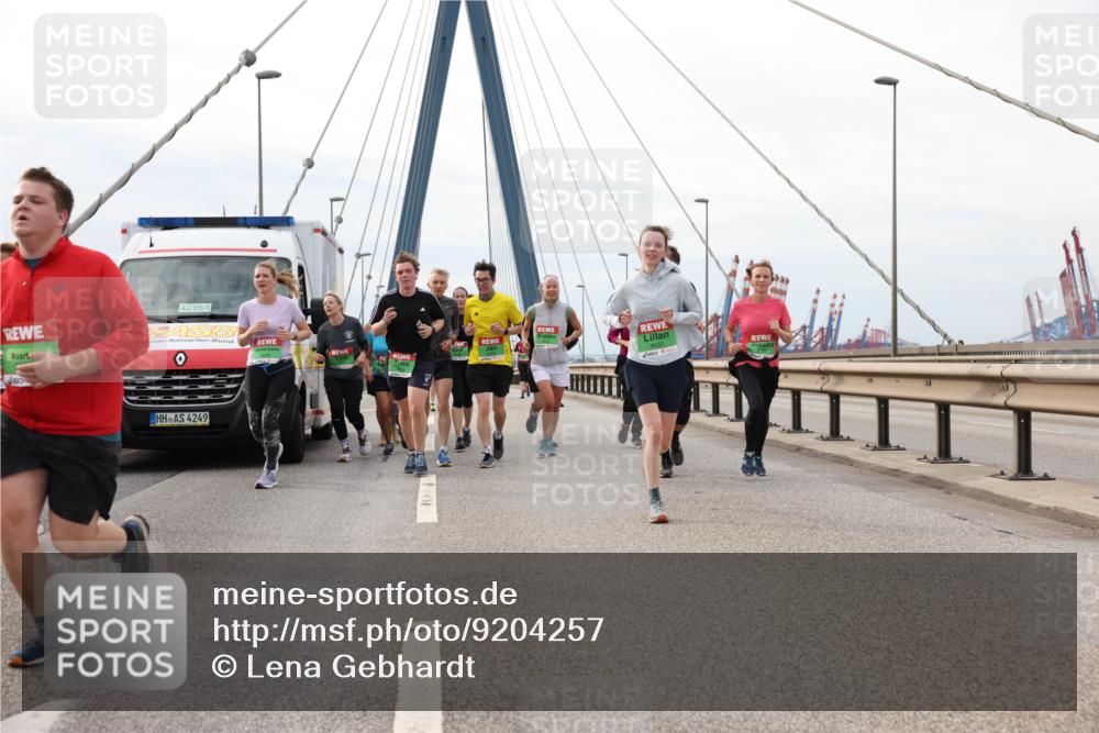 03.10.2025 - Köhlbrandbrückenlauf Lena Gebhardt http://msf.ph/oto/9204257 03.10.2025 15:56:05 Position 2 42, 85, 4, 4249, 8687 meine-sportfotos.de