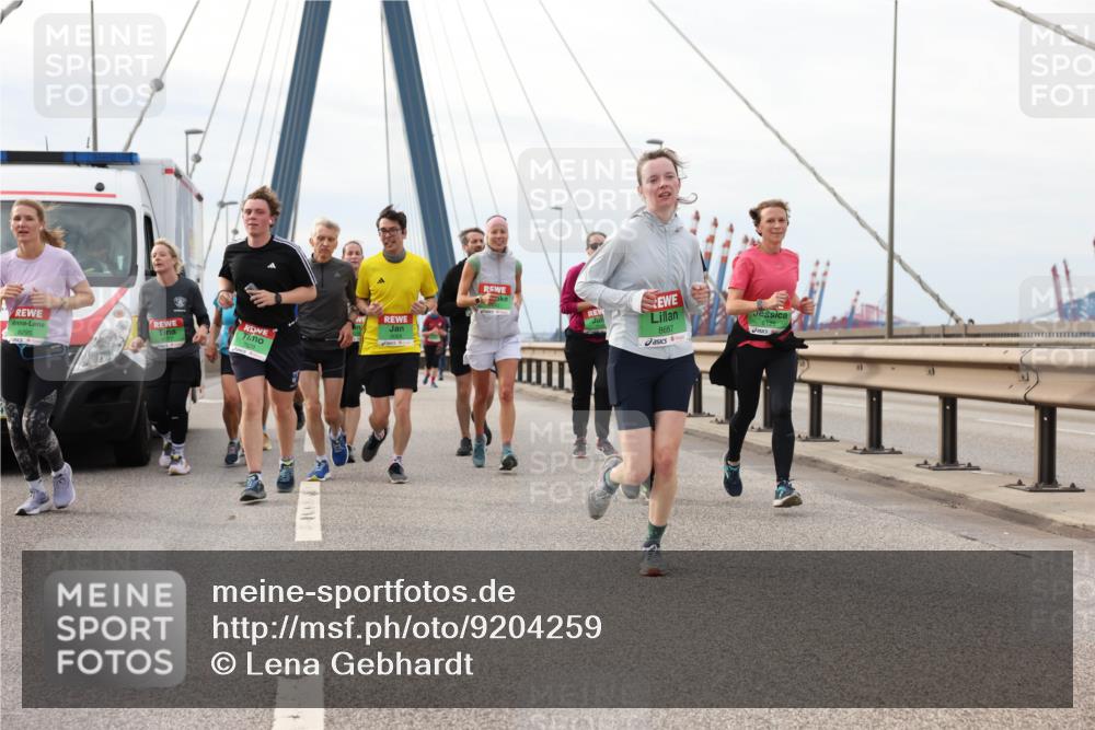 03.10.2025 - Köhlbrandbrückenlauf Lena Gebhardt http://msf.ph/oto/9204259 03.10.2025 15:56:05 Position 2 8687 meine-sportfotos.de