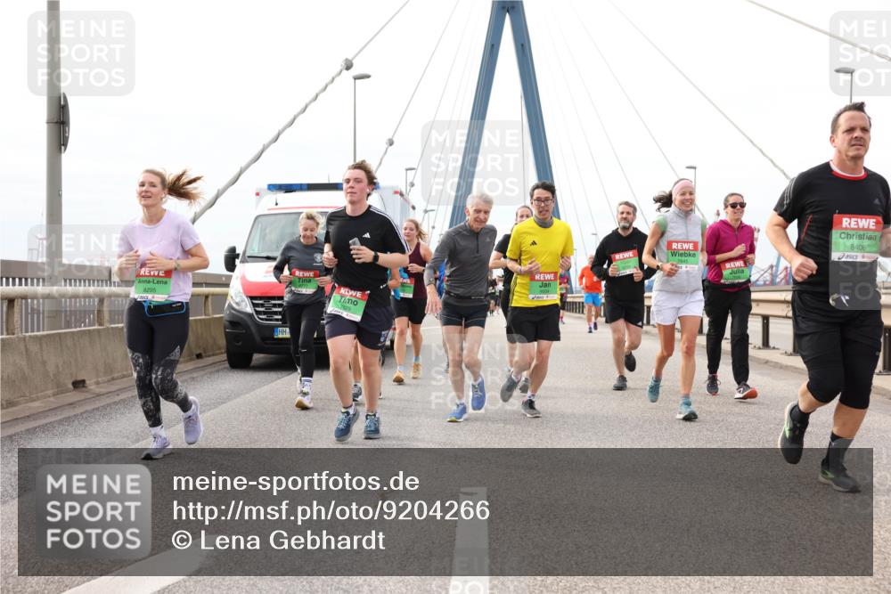 03.10.2025 - Köhlbrandbrückenlauf Lena Gebhardt http://msf.ph/oto/9204266 03.10.2025 15:56:07 Position 2 8295, 8777, 7829, 7845, 8406 meine-sportfotos.de