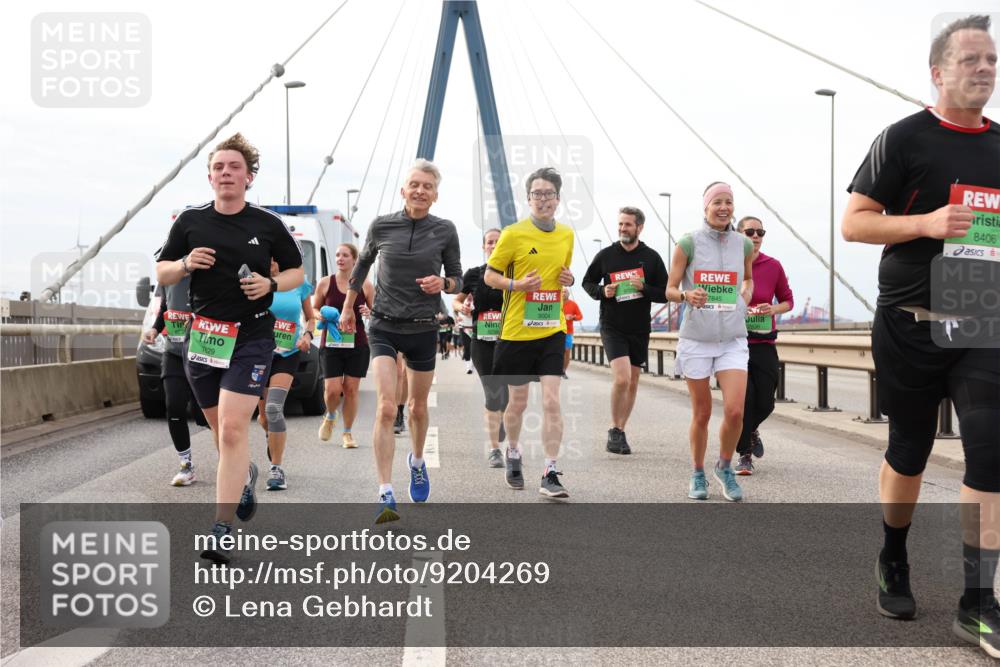 03.10.2025 - Köhlbrandbrückenlauf Lena Gebhardt http://msf.ph/oto/9204269 03.10.2025 15:56:07 Position 2 9004, 7829, 7845, 8406 meine-sportfotos.de
