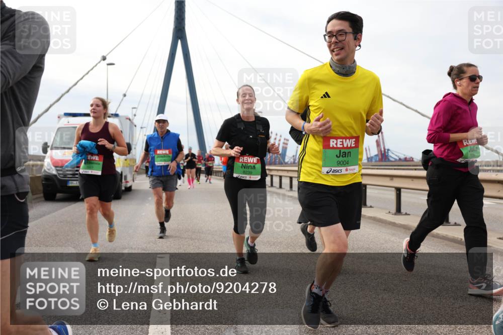 03.10.2025 - Köhlbrandbrückenlauf Lena Gebhardt http://msf.ph/oto/9204278 03.10.2025 15:56:09 Position 2 8239, 9004, 7536 meine-sportfotos.de
