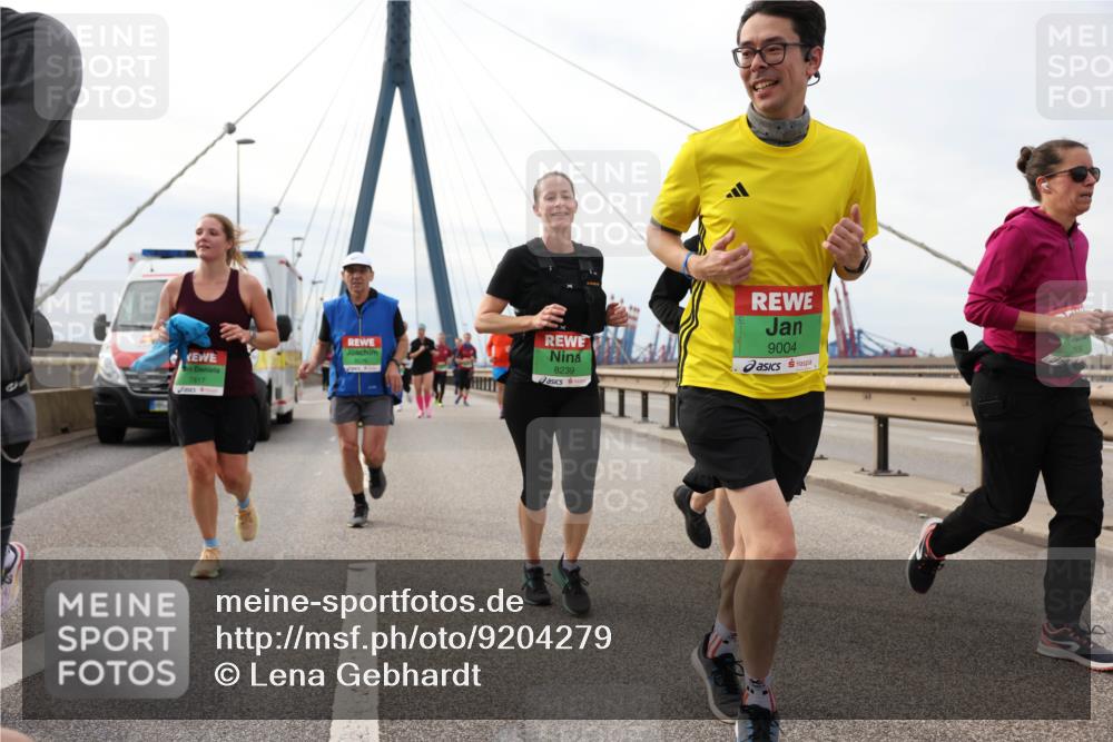03.10.2025 - Köhlbrandbrückenlauf Lena Gebhardt http://msf.ph/oto/9204279 03.10.2025 15:56:09 Position 2 7817, 8239, 9004 meine-sportfotos.de
