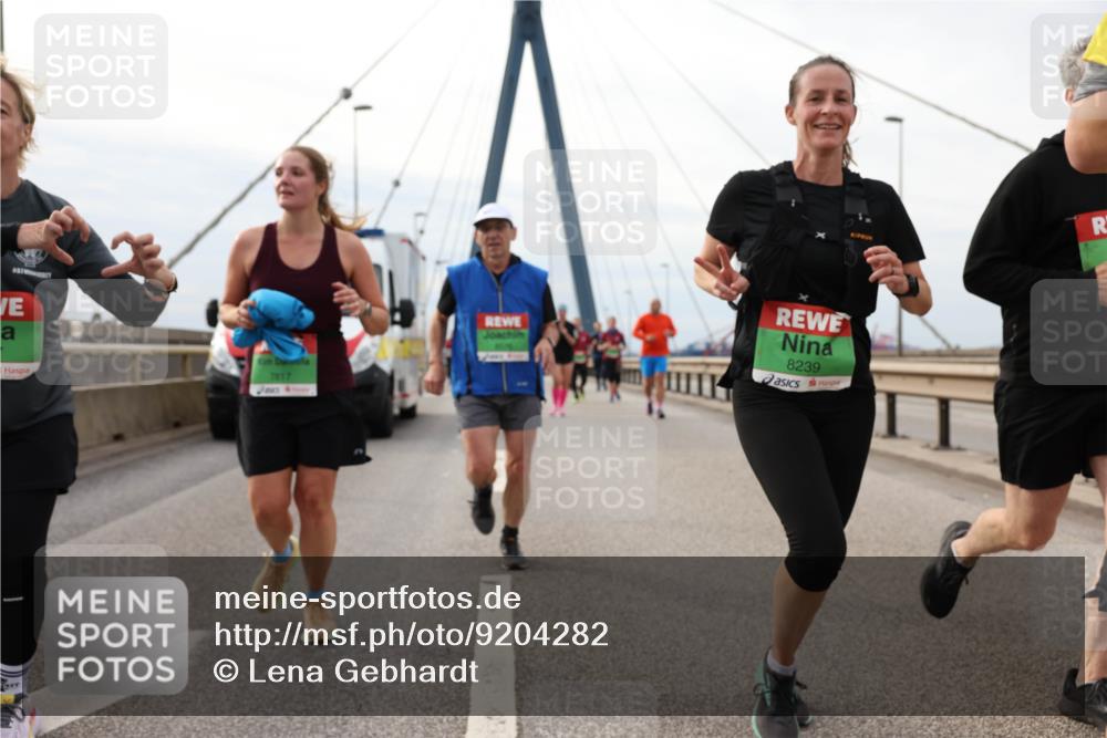 03.10.2025 - Köhlbrandbrückenlauf Lena Gebhardt http://msf.ph/oto/9204282 03.10.2025 15:56:09 Position 2 7817, 8239 meine-sportfotos.de