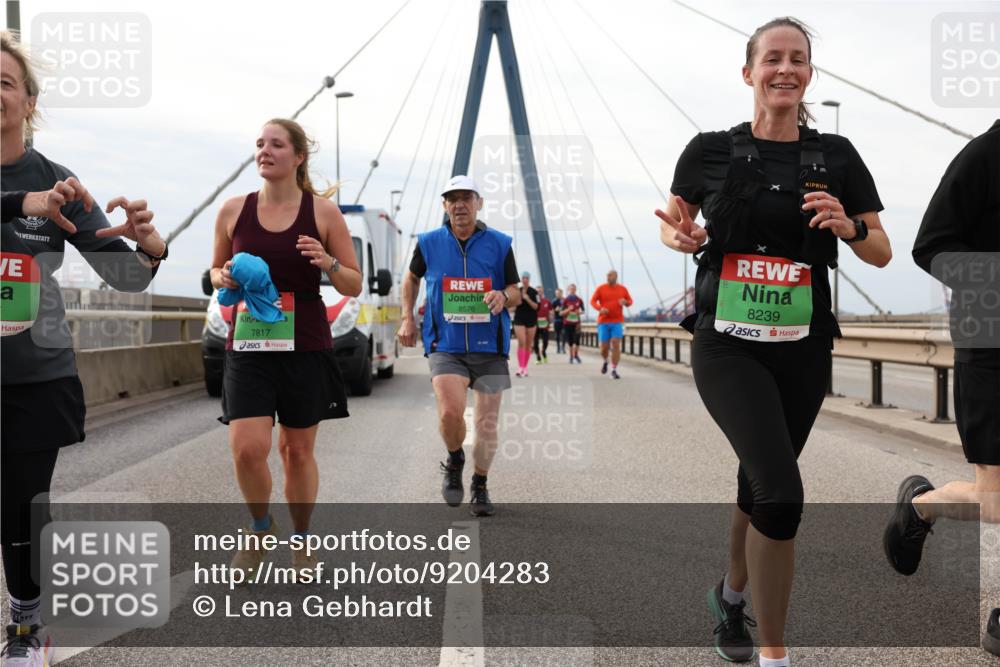 03.10.2025 - Köhlbrandbrückenlauf Lena Gebhardt http://msf.ph/oto/9204283 03.10.2025 15:56:09 Position 2 7817, 8576, 8239 meine-sportfotos.de
