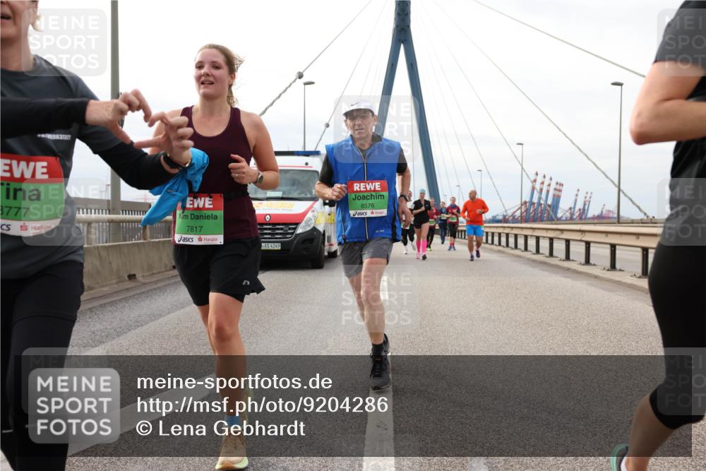 03.10.2025 - Köhlbrandbrückenlauf Lena Gebhardt http://msf.ph/oto/9204286 03.10.2025 15:56:10 Position 2 3777, 7817, 4249, 8576 meine-sportfotos.de
