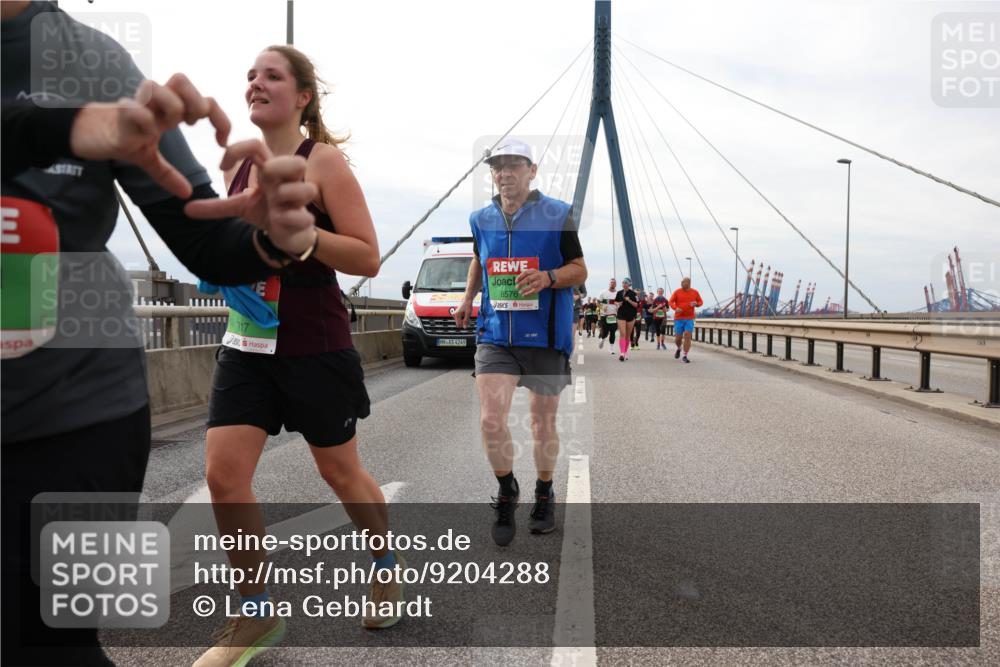 03.10.2025 - Köhlbrandbrückenlauf Lena Gebhardt http://msf.ph/oto/9204288 03.10.2025 15:56:10 Position 2 17, 4249, 8576 meine-sportfotos.de