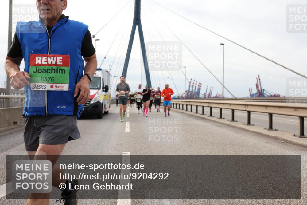 03.10.2025 - Köhlbrandbrückenlauf Lena Gebhardt http://msf.ph/oto/9204292 03.10.2025 15:56:11 Position 2 8576 meine-sportfotos.de