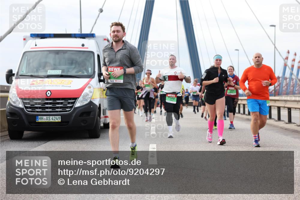 03.10.2025 - Köhlbrandbrückenlauf Lena Gebhardt http://msf.ph/oto/9204297 03.10.2025 15:56:12 Position 2 42, 85, 716, 4249 meine-sportfotos.de