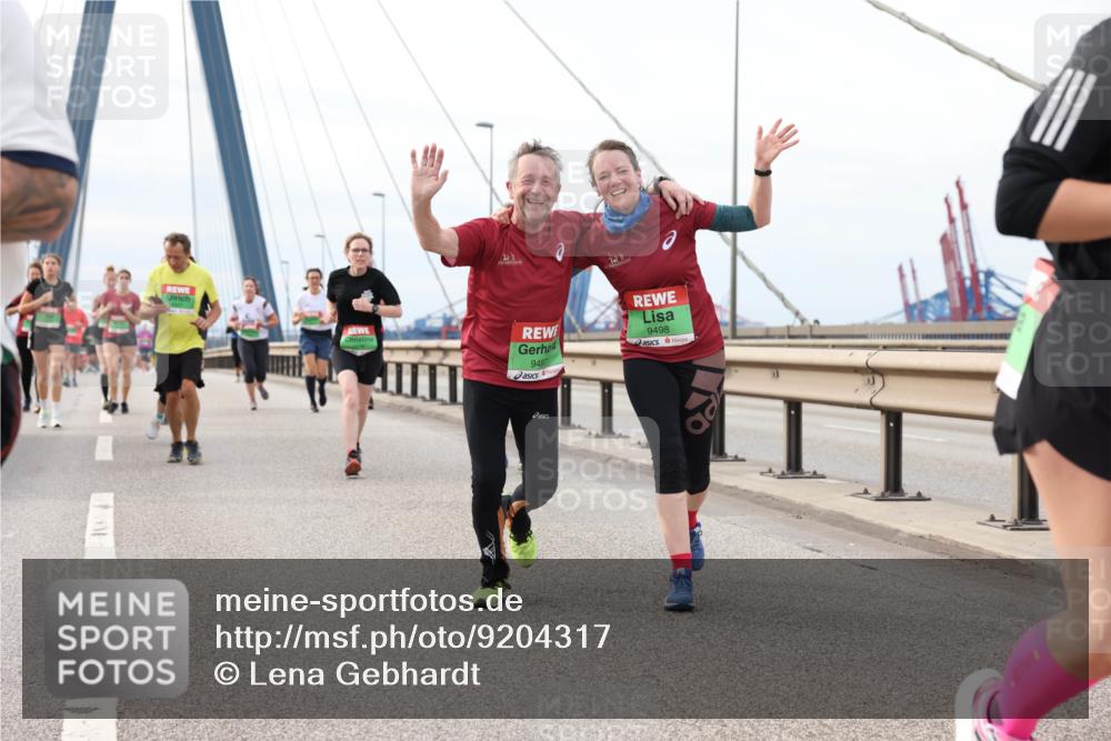 03.10.2025 - Köhlbrandbrückenlauf Lena Gebhardt http://msf.ph/oto/9204317 03.10.2025 15:56:16 Position 2 9497, 9498 meine-sportfotos.de