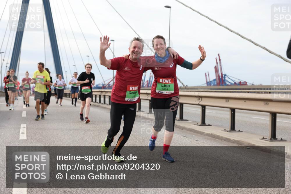03.10.2025 - Köhlbrandbrückenlauf Lena Gebhardt http://msf.ph/oto/9204320 03.10.2025 15:56:16 Position 2 94, 9498 meine-sportfotos.de