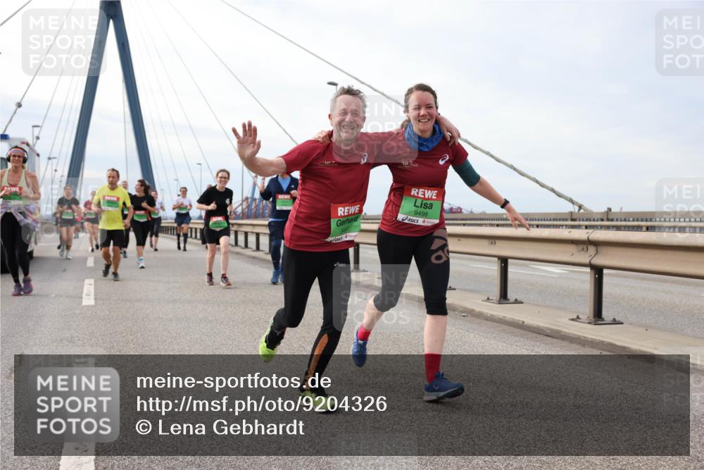 03.10.2025 - Köhlbrandbrückenlauf Lena Gebhardt http://msf.ph/oto/9204326 03.10.2025 15:56:17 Position 2 9497, 9498 meine-sportfotos.de