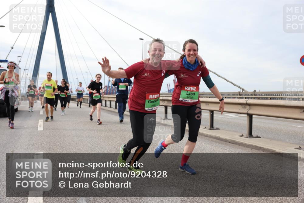 03.10.2025 - Köhlbrandbrückenlauf Lena Gebhardt http://msf.ph/oto/9204328 03.10.2025 15:56:17 Position 2 9497, 9498 meine-sportfotos.de