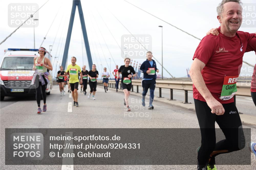 03.10.2025 - Köhlbrandbrückenlauf Lena Gebhardt http://msf.ph/oto/9204331 03.10.2025 15:56:17 Position 2 94 meine-sportfotos.de