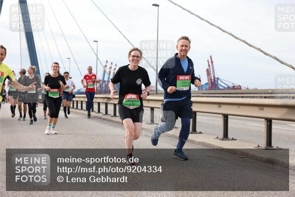03.10.2025 - Köhlbrandbrückenlauf Lena Gebhardt http://msf.ph/oto/9204334 03.10.2025 15:56:18 Position 2 7878, 9732 meine-sportfotos.de
