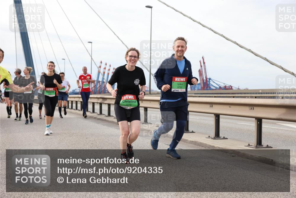 03.10.2025 - Köhlbrandbrückenlauf Lena Gebhardt http://msf.ph/oto/9204335 03.10.2025 15:56:18 Position 2 7878, 9732 meine-sportfotos.de