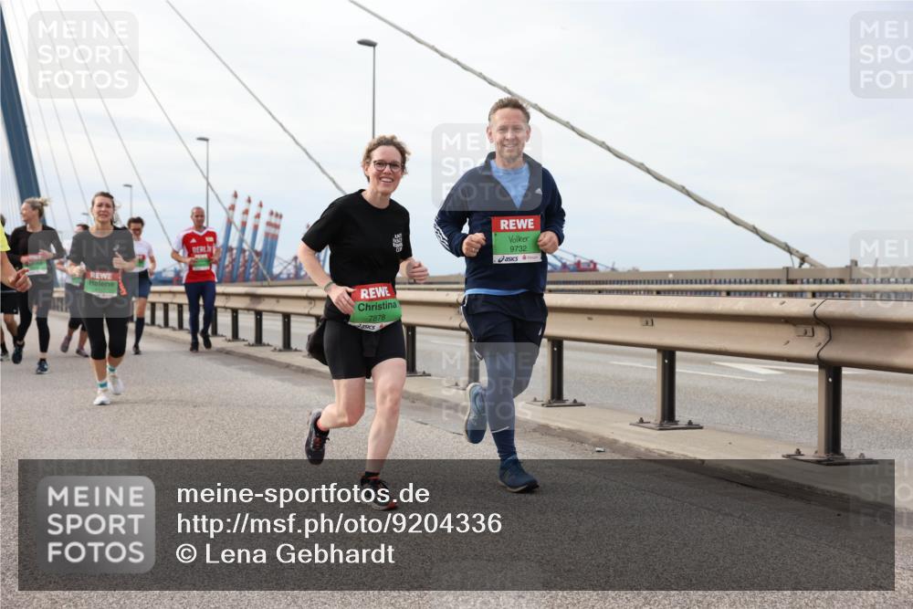 03.10.2025 - Köhlbrandbrückenlauf Lena Gebhardt http://msf.ph/oto/9204336 03.10.2025 15:56:18 Position 2 7878, 9732 meine-sportfotos.de