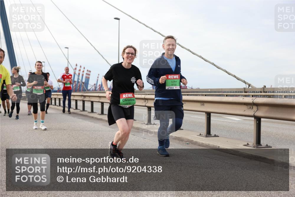 03.10.2025 - Köhlbrandbrückenlauf Lena Gebhardt http://msf.ph/oto/9204338 03.10.2025 15:56:18 Position 2 9732, 7878 meine-sportfotos.de