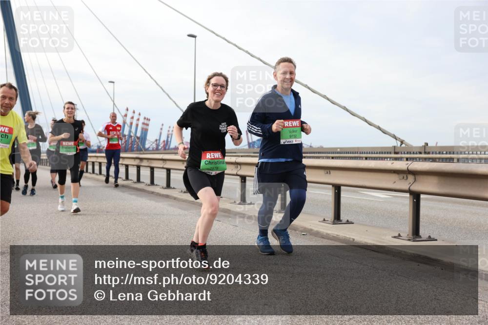 03.10.2025 - Köhlbrandbrückenlauf Lena Gebhardt http://msf.ph/oto/9204339 03.10.2025 15:56:18 Position 2 7878, 9732 meine-sportfotos.de