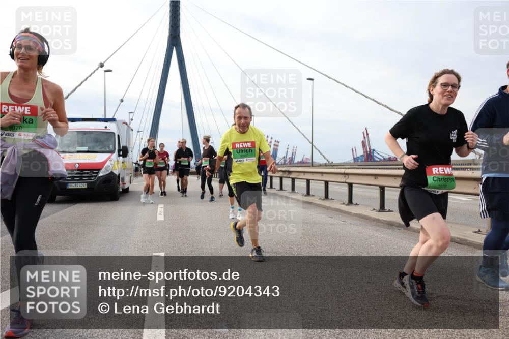 03.10.2025 - Köhlbrandbrückenlauf Lena Gebhardt http://msf.ph/oto/9204343 03.10.2025 15:56:19 Position 2 8070, 4249, 8507, 7878 meine-sportfotos.de