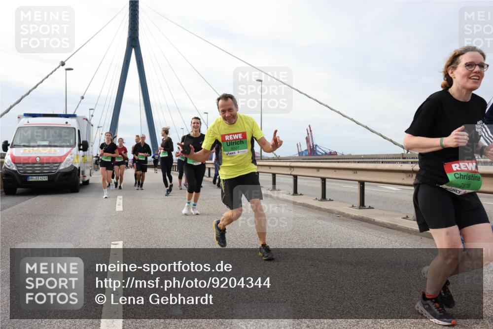 03.10.2025 - Köhlbrandbrückenlauf Lena Gebhardt http://msf.ph/oto/9204344 03.10.2025 15:56:19 Position 2 4249, 8507, 7878 meine-sportfotos.de