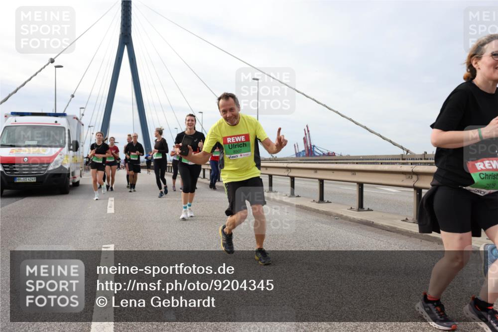 03.10.2025 - Köhlbrandbrückenlauf Lena Gebhardt http://msf.ph/oto/9204345 03.10.2025 15:56:19 Position 2 488, 4249, 8507, 7878 meine-sportfotos.de