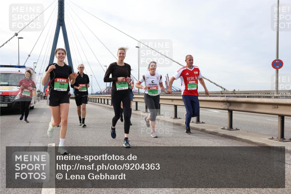 03.10.2025 - Köhlbrandbrückenlauf Lena Gebhardt http://msf.ph/oto/9204363 03.10.2025 15:56:22 Position 2 42, 85, 4249, 9412, 9414, 8930 meine-sportfotos.de