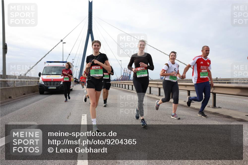 03.10.2025 - Köhlbrandbrückenlauf Lena Gebhardt http://msf.ph/oto/9204365 03.10.2025 15:56:22 Position 2 4249, 9412, 9414 meine-sportfotos.de
