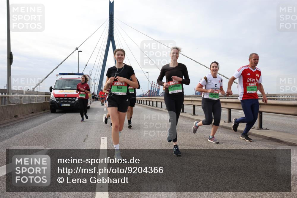 03.10.2025 - Köhlbrandbrückenlauf Lena Gebhardt http://msf.ph/oto/9204366 03.10.2025 15:56:22 Position 2 4249, 9412, 9414, 8929 meine-sportfotos.de