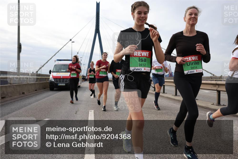 03.10.2025 - Köhlbrandbrückenlauf Lena Gebhardt http://msf.ph/oto/9204368 03.10.2025 15:56:23 Position 2 9412, 9414 meine-sportfotos.de