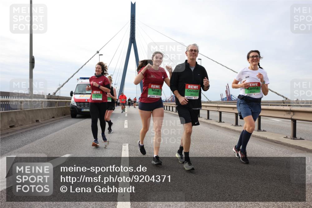 03.10.2025 - Köhlbrandbrückenlauf Lena Gebhardt http://msf.ph/oto/9204371 03.10.2025 15:56:24 Position 2 424, 9413, 9411, 9025 meine-sportfotos.de