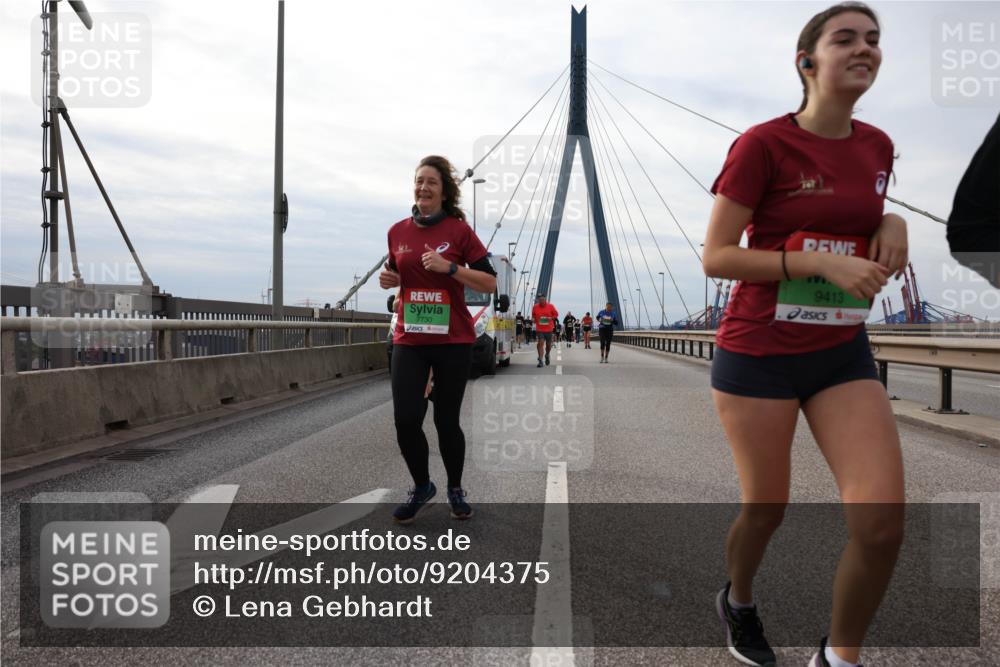 03.10.2025 - Köhlbrandbrückenlauf Lena Gebhardt http://msf.ph/oto/9204375 03.10.2025 15:56:24 Position 2 7730, 9413 meine-sportfotos.de