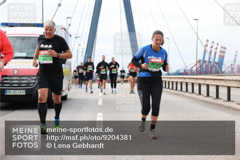 03.10.2025 - Köhlbrandbrückenlauf Lena Gebhardt http://msf.ph/oto/9204381 03.10.2025 15:56:29 Position 2 42, 85, 7847, 7826, 4249 meine-sportfotos.de