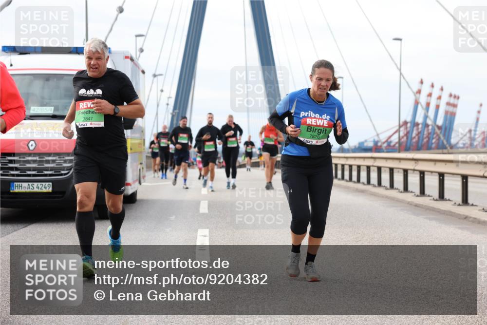03.10.2025 - Köhlbrandbrückenlauf Lena Gebhardt http://msf.ph/oto/9204382 03.10.2025 15:56:29 Position 2 42, 85, 7847, 7826, 4249 meine-sportfotos.de