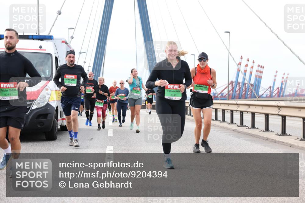 03.10.2025 - Köhlbrandbrückenlauf Lena Gebhardt http://msf.ph/oto/9204394 03.10.2025 15:56:35 Position 2 8349, 9014, 8448, 7799 meine-sportfotos.de