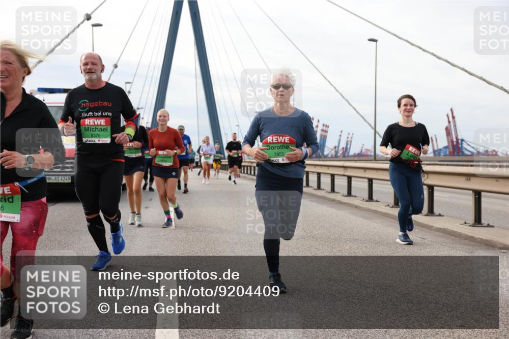 03.10.2025 - Köhlbrandbrückenlauf Lena Gebhardt http://msf.ph/oto/9204409 03.10.2025 15:56:40 Position 2 6, 4249, 8375, 7855 meine-sportfotos.de