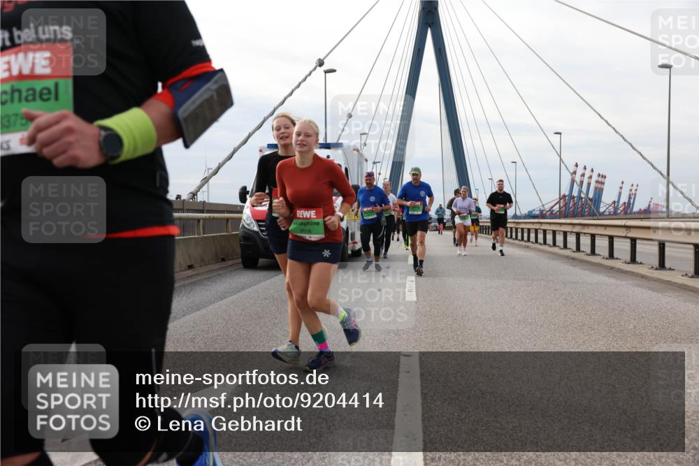 03.10.2025 - Köhlbrandbrückenlauf Lena Gebhardt http://msf.ph/oto/9204414 03.10.2025 15:56:42 Position 2 8375, 9616 meine-sportfotos.de