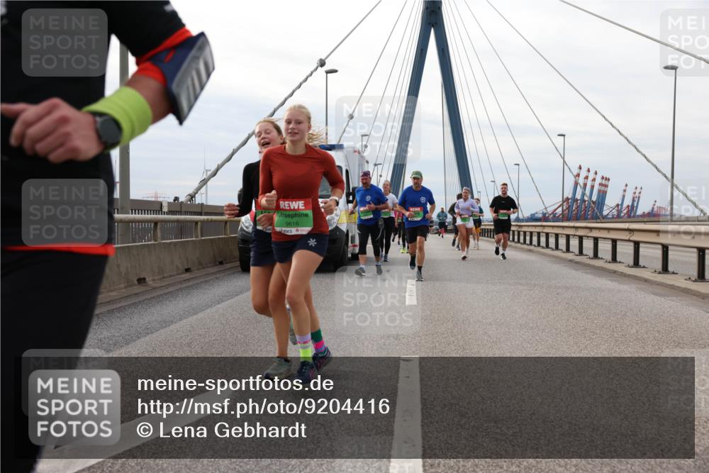 03.10.2025 - Köhlbrandbrückenlauf Lena Gebhardt http://msf.ph/oto/9204416 03.10.2025 15:56:42 Position 2 9616 meine-sportfotos.de