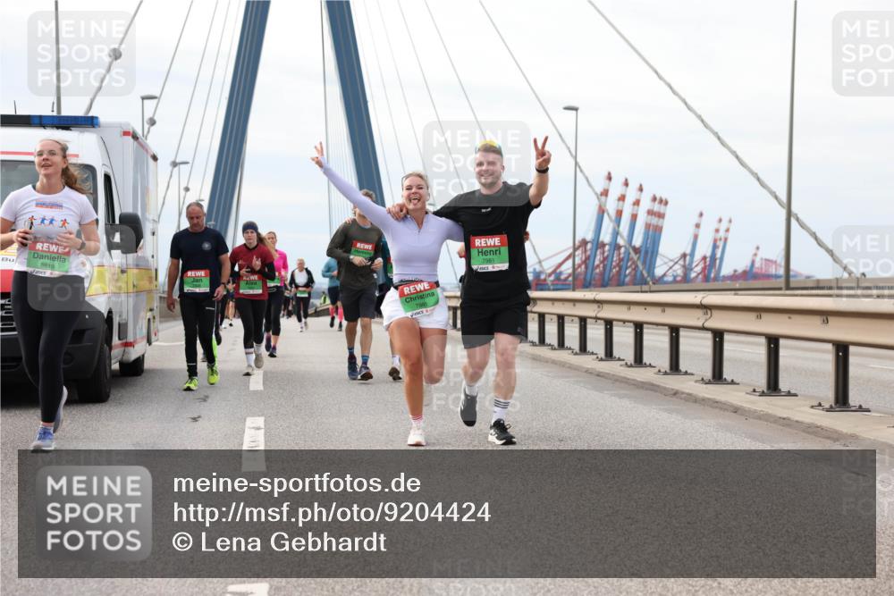 03.10.2025 - Köhlbrandbrückenlauf Lena Gebhardt http://msf.ph/oto/9204424 03.10.2025 15:56:45 Position 2 8819, 7980, 7981 meine-sportfotos.de