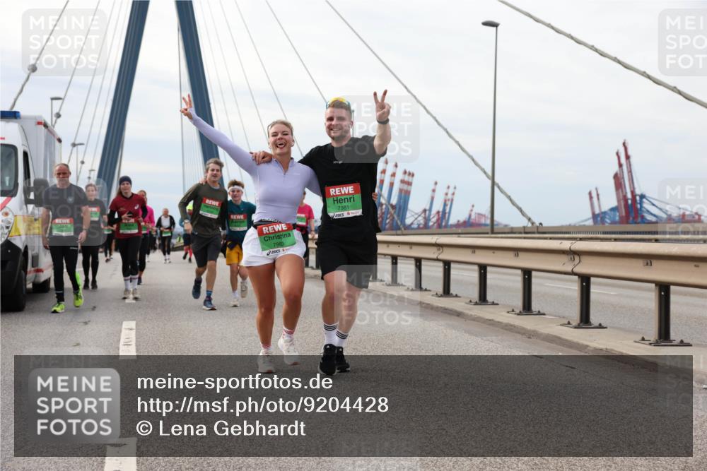 03.10.2025 - Köhlbrandbrückenlauf Lena Gebhardt http://msf.ph/oto/9204428 03.10.2025 15:56:46 Position 2 7980, 7981 meine-sportfotos.de