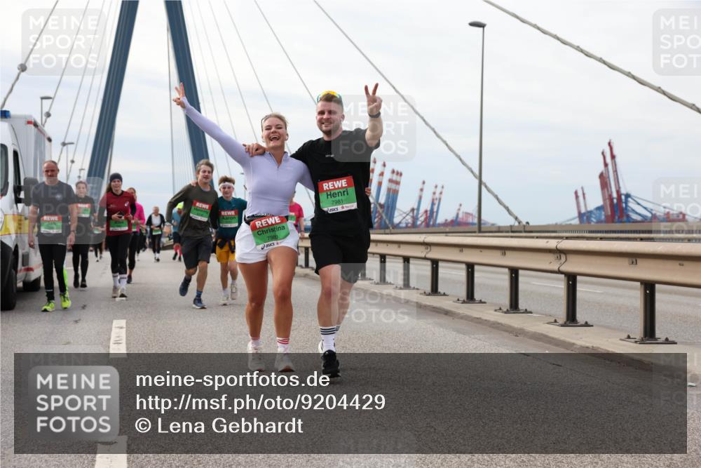 03.10.2025 - Köhlbrandbrückenlauf Lena Gebhardt http://msf.ph/oto/9204429 03.10.2025 15:56:46 Position 2 7980, 7981 meine-sportfotos.de