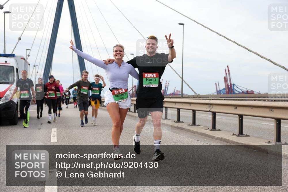 03.10.2025 - Köhlbrandbrückenlauf Lena Gebhardt http://msf.ph/oto/9204430 03.10.2025 15:56:46 Position 2 7980, 7981 meine-sportfotos.de